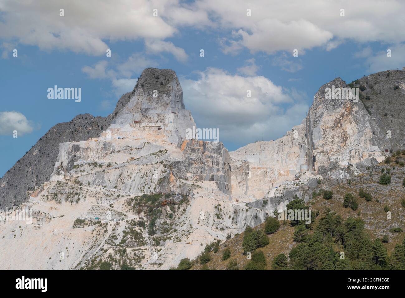 Italienischer Steinbruch aus Carrara-Marmor auf den Apuanischen Alpen Stockfoto