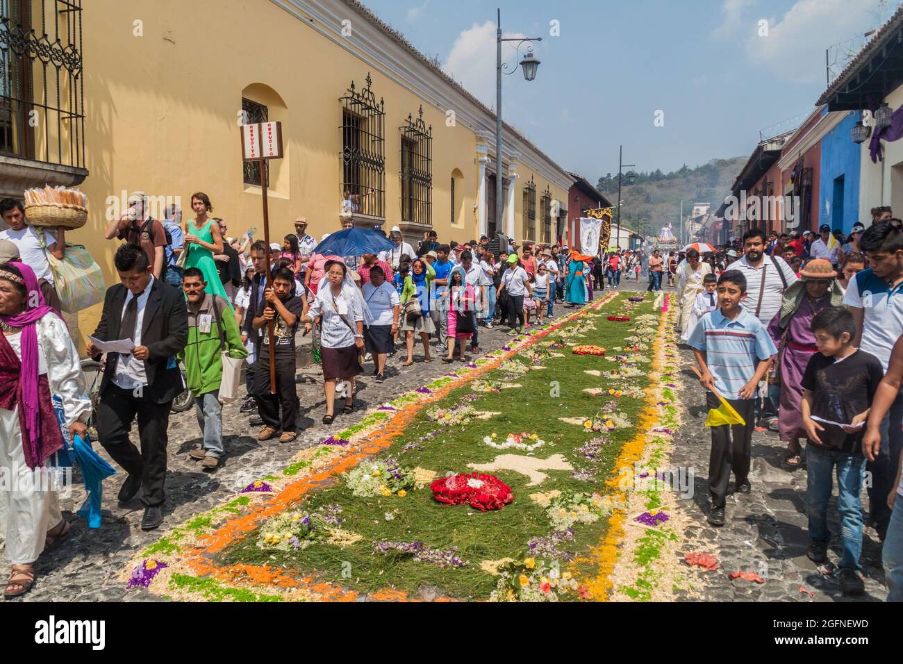ANTIGUA, GUATEMALA - 27. MÄRZ 2016: Die Teilnehmer der Prozession am Ostersonntag spazieren entlang des angelegten Teppichs in Antigua Guatemala-Stadt. Stockfoto