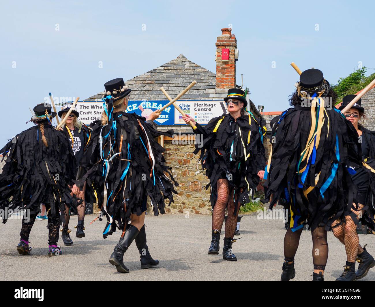 The Barrel Border Morris tanzt Musiker beim jährlichen Bude-Stratton Heritage Festival, Bude, Cornwall, Großbritannien 25/07/2021 Stockfoto