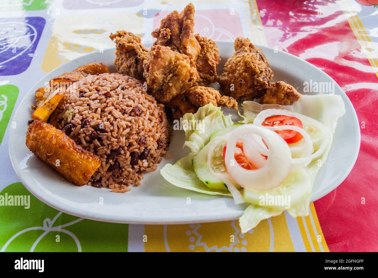 Gebratenes Huhn in einem guatemaltekischen Restaurant Stockfoto