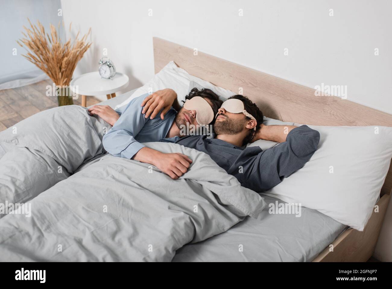 gay paar in Augenmasken schlafen im Bett Stockfoto