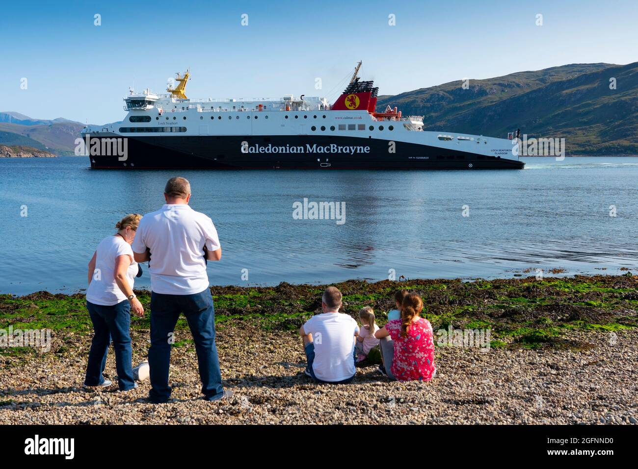 Ullapool, Schottland, Großbritannien. August 2021. Die Caledonian MacBrayne Fähre MV Loch Seaforth kommt von Stornoway aus in Ullapool an. Schottlands alternde Fähren waren den ganzen Sommer über regelmäßig mit Problemen konfrontiert, da die Fähren wegen Reparaturarbeiten außer Betrieb genommen wurden und die Schifffahrt unterbrochen oder storniert wurde. Iain Masterton/Alamy Live News. Stockfoto