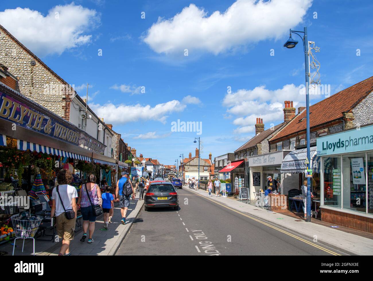 Geschäfte an der Station Road, Sheringham, Norfolk, East Anglia, England, VEREINIGTES KÖNIGREICH Stockfoto