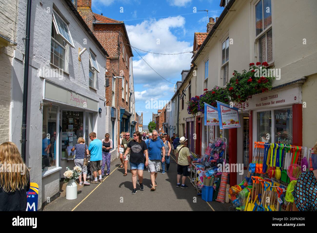 Touristen vor den Geschäften auf der Staitthe Street, Wells-next-the-Sea, Norfolk, East Anglia, England, VEREINIGTES KÖNIGREICH Stockfoto