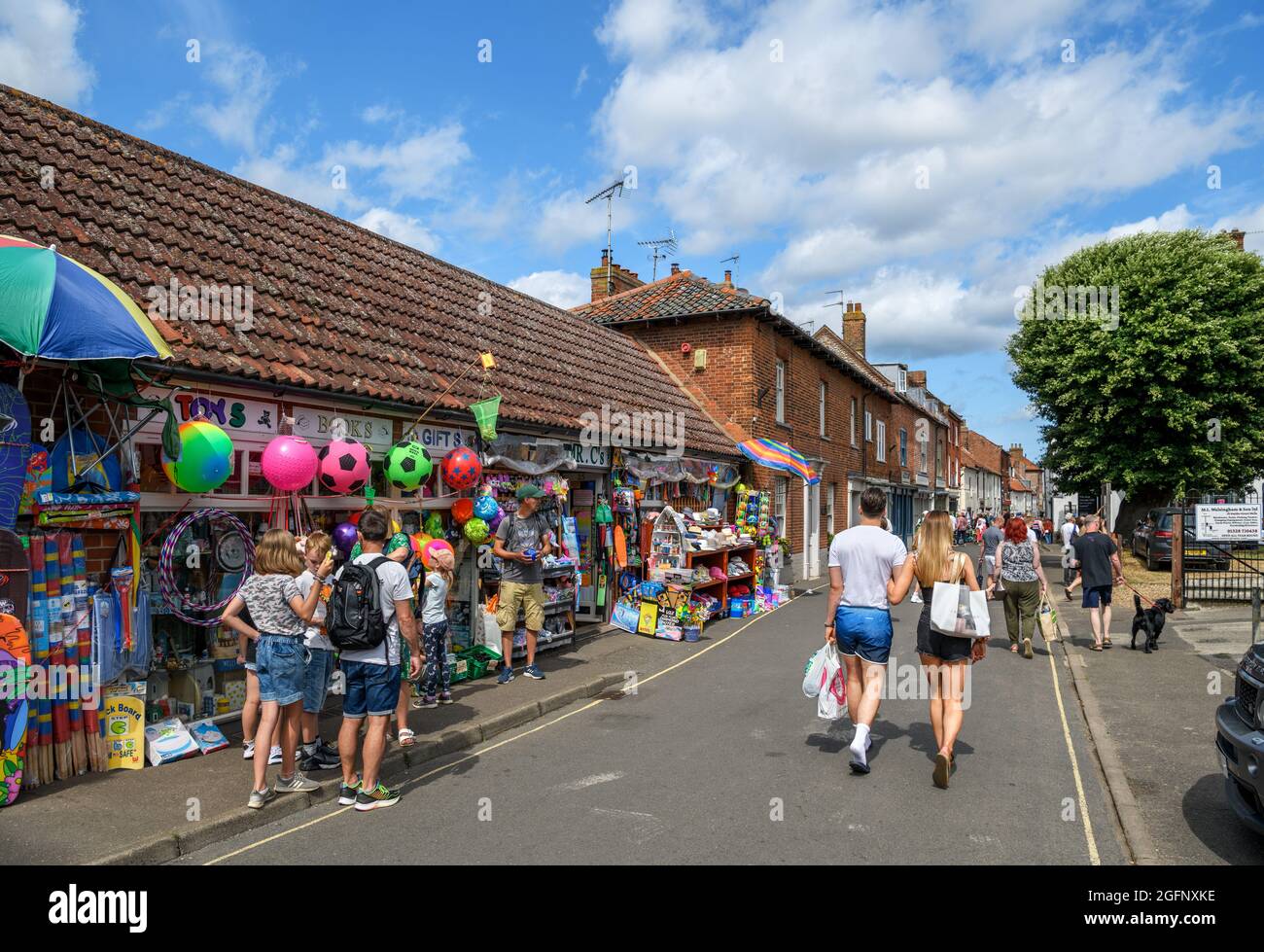 Touristen vor den Geschäften auf der Staitthe Street, Wells-next-the-Sea, Norfolk, East Anglia, England, VEREINIGTES KÖNIGREICH Stockfoto