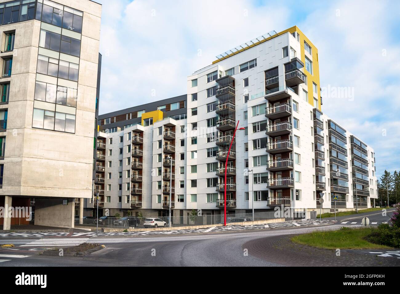 Moderne Wohnanlage an einem teilweise bewölkten Sommerabend. Reykjavik, Island. Stockfoto