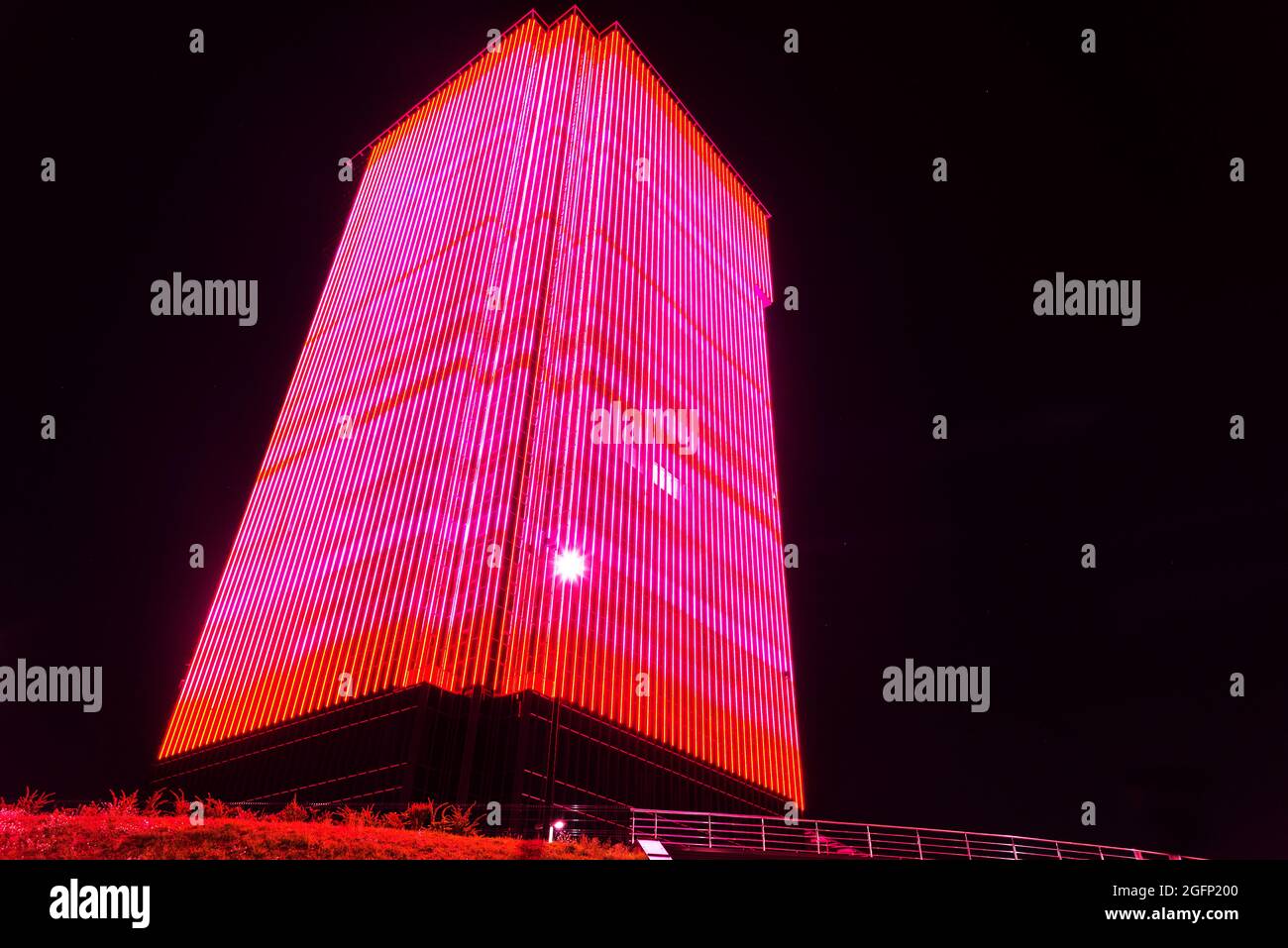LED Außenmedien Fassade, Digital Signage Bildschirm. Außenfassadenbeleuchtung auf hohen Bürogebäude, LED-Wandleuchte, architektonische Medienbeleuchtung. Stockfoto