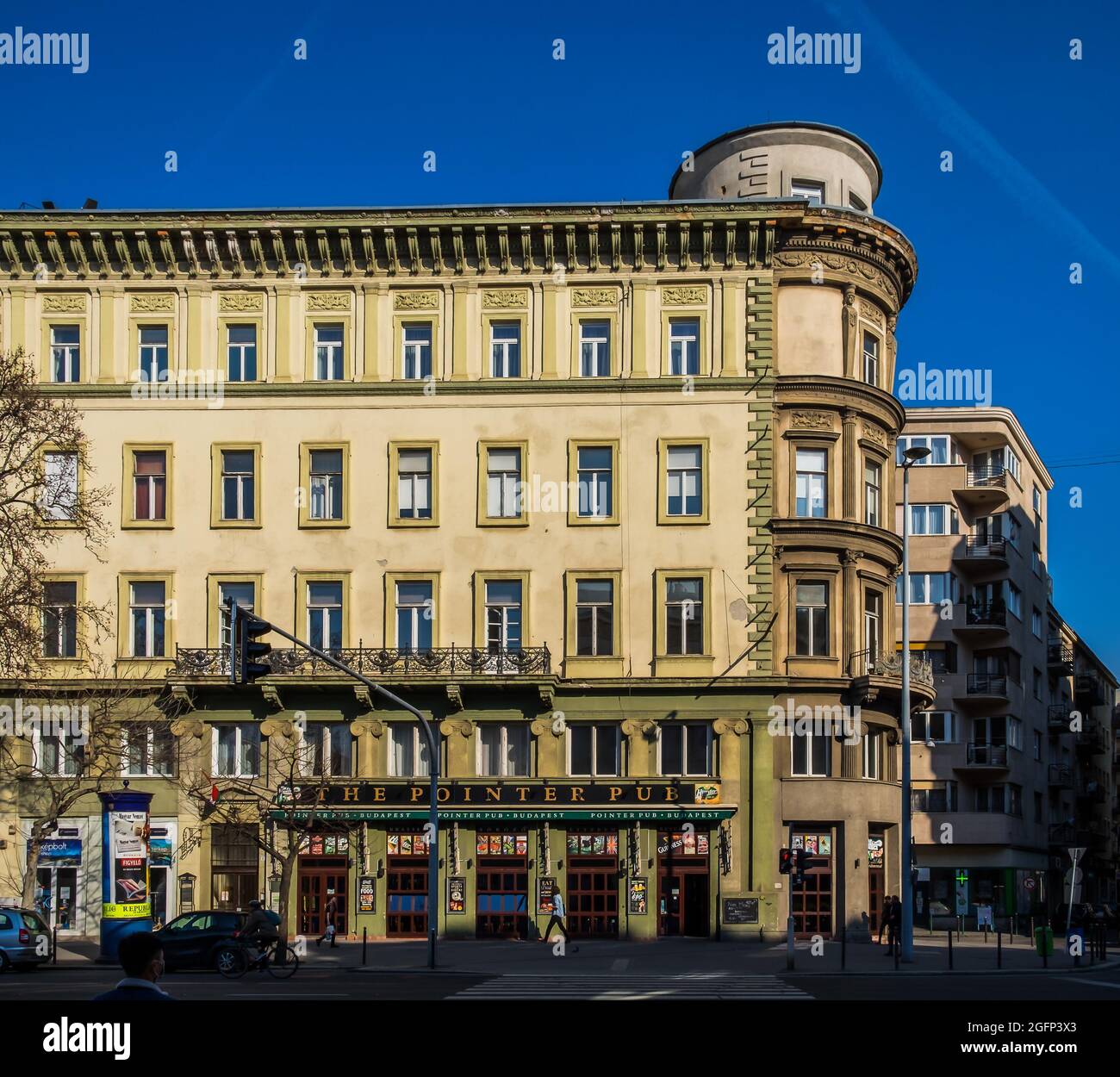 Budapest, Ungarn, März 2020, Gebäude in Bajcsy-Zsilinszky utca 21 mit einem von fünf „The Pointer Pub“ Stockfoto