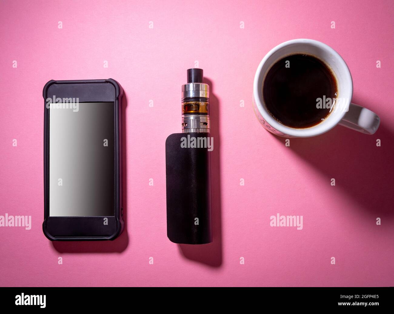 Handy, elektrische Zigarette und Kaffee auf rosa Hintergrund, Konzept der Ruhe oder eine Pause. Stockfoto