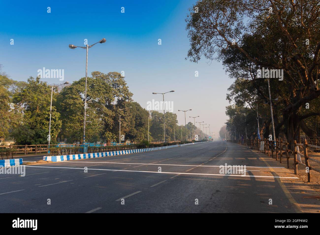 Blick auf die leere Red Road am Morgen mit blauem Himmel darüber. Aufnahme in Kalkutta, Westbengalen, Indien. Stockfoto
