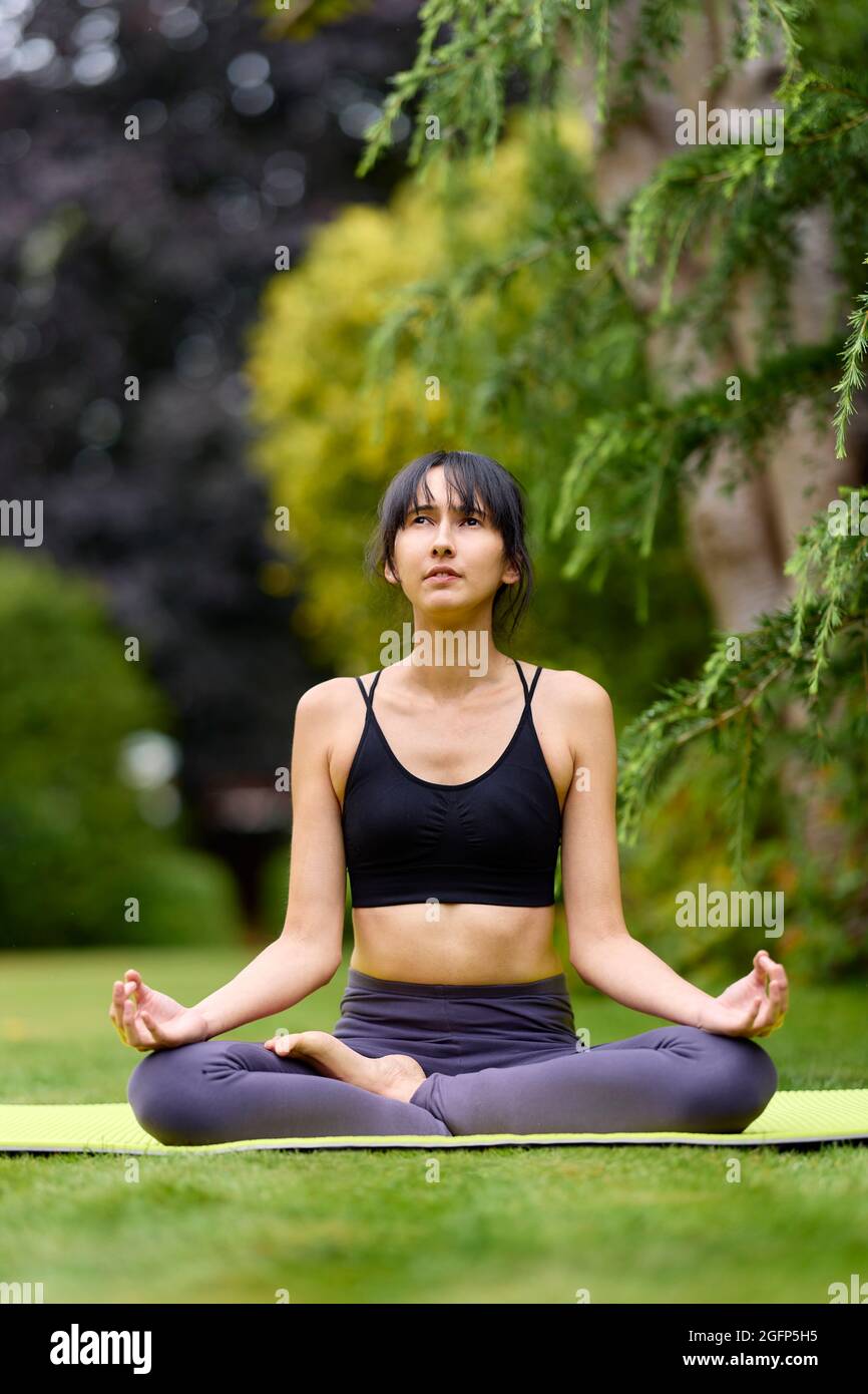 Frau praktiziert Yoga im Freien Stockfoto