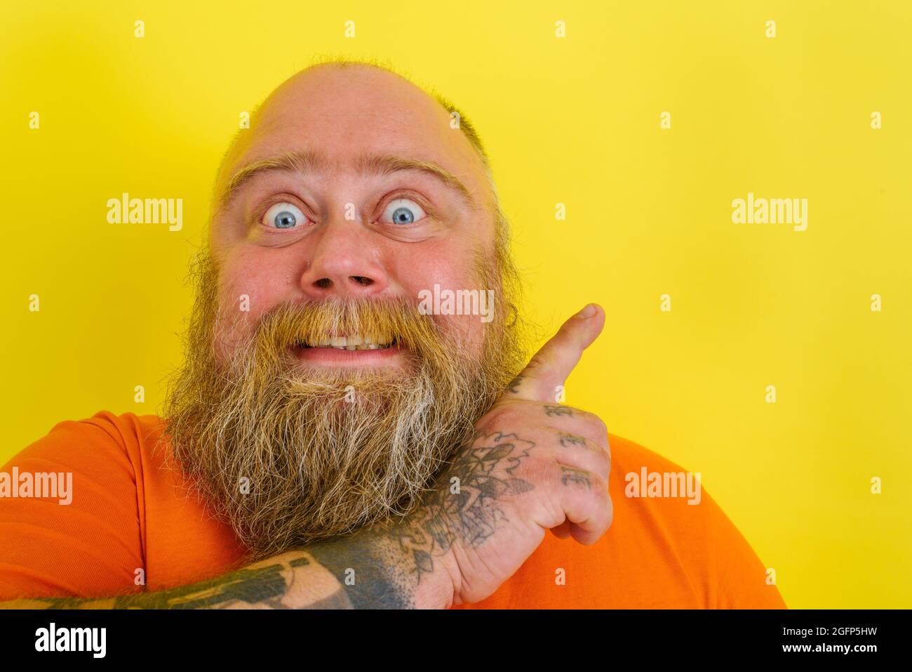 Ängstlicher Mann mit Bart und Tattoos macht sich Sorgen um etwas Stockfoto