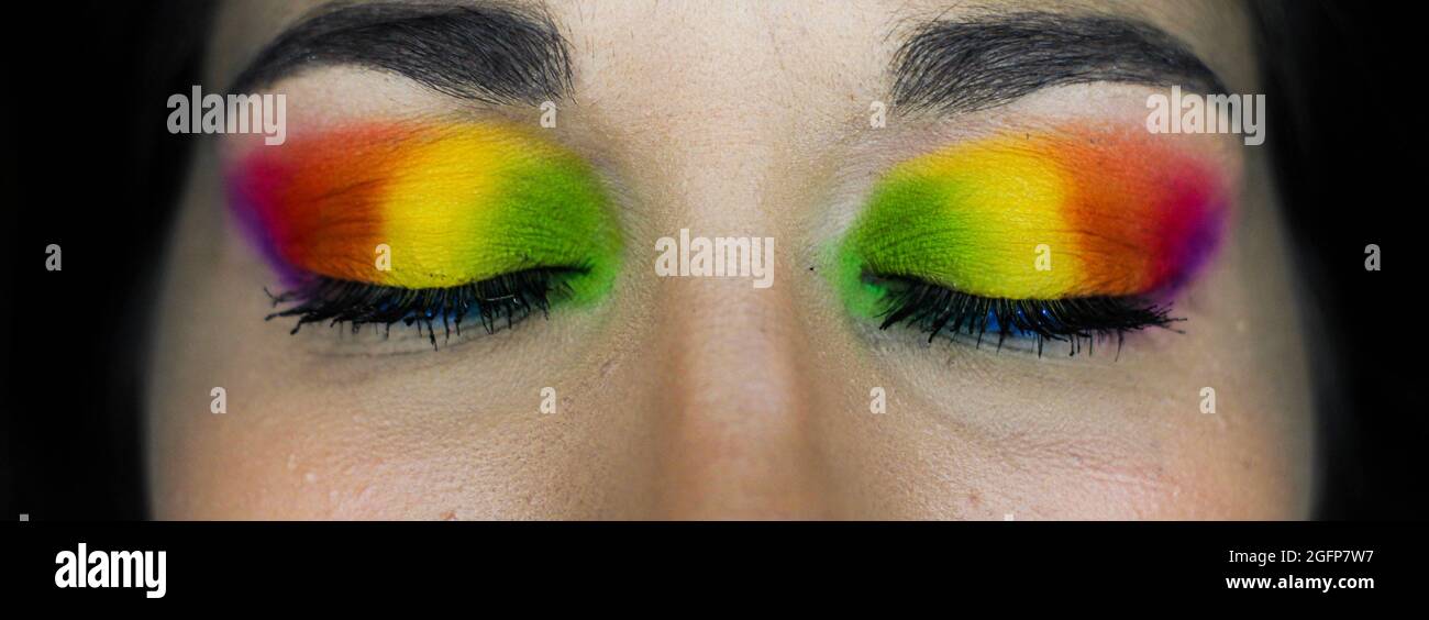 Regenbogen mehrfarbige Lidschatten Make-up Stockfotografie - Alamy
