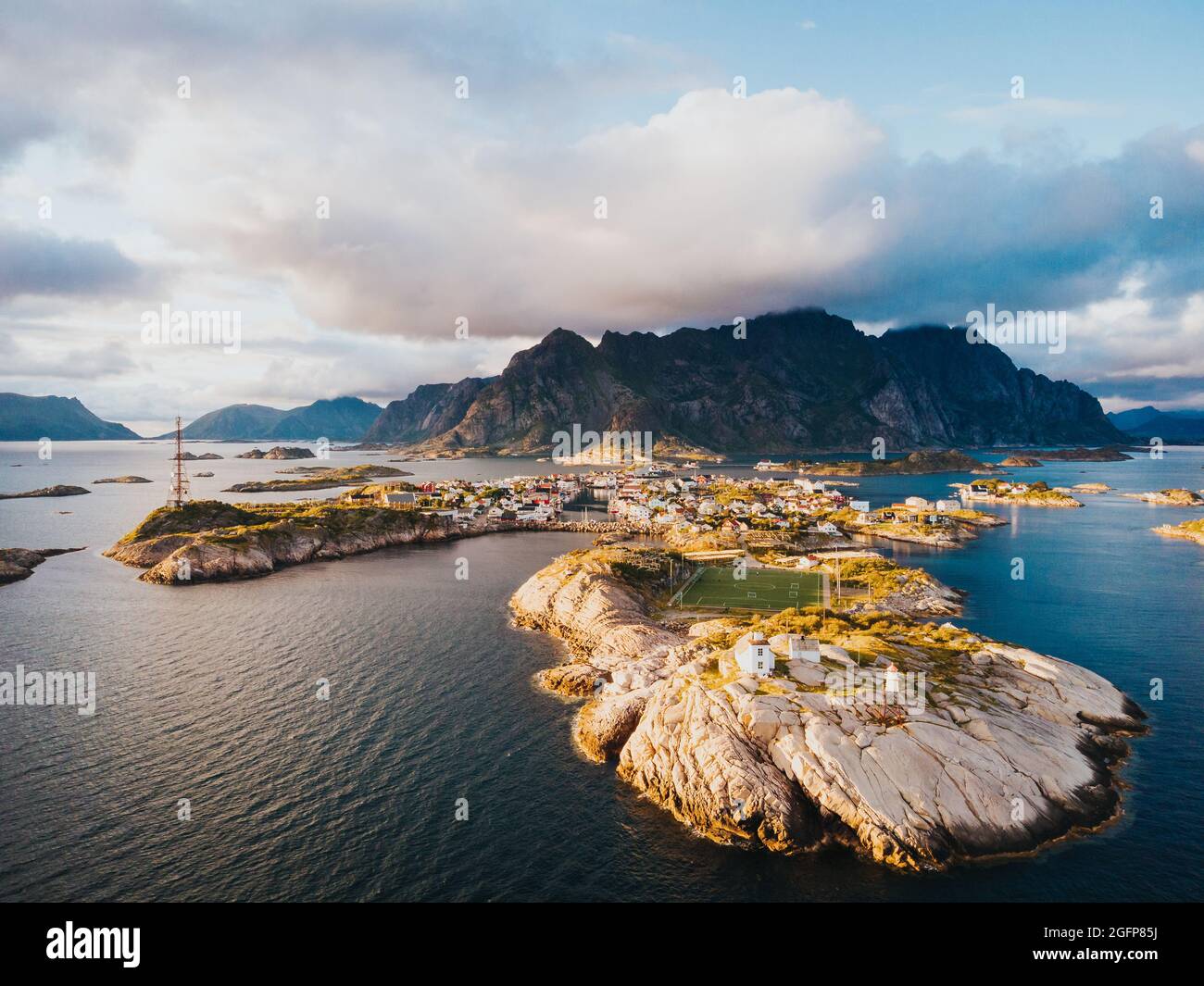 Luftaufnahme des Fischerdorfes Henningsvaer auf den Lofoten, Norwegen Stockfoto