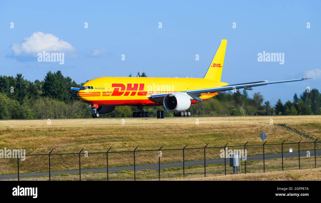 Everett, WA, USA - 23. August 2021; EIN Boeing 777-200LR Frachter in DHL-Lackierung steht vor der Auslieferung auf der Piste im Everett Paine Field Stockfoto