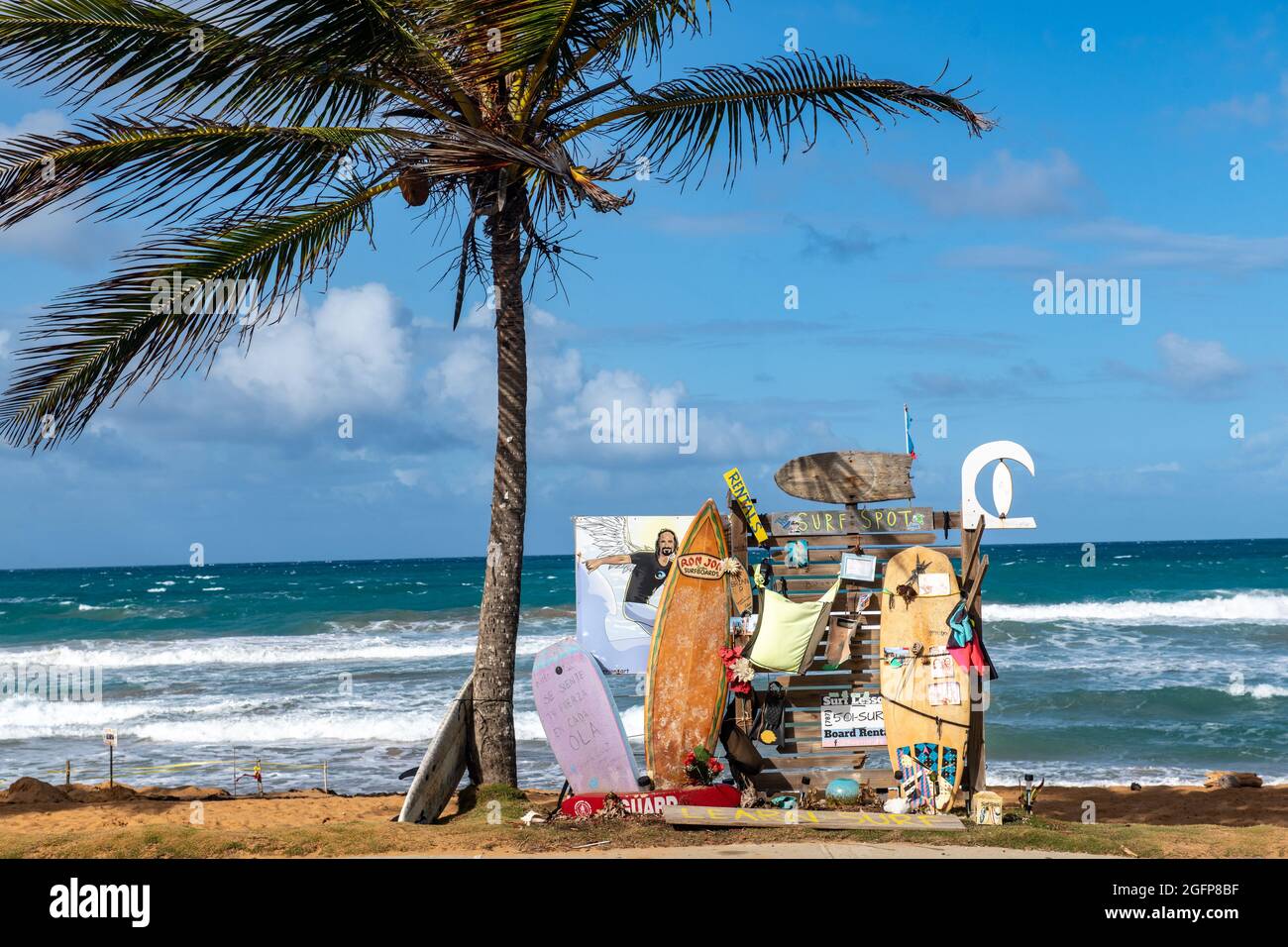 Eine Anzeige für Surfunterricht unter einer Palme am Strand - Puerto Rico Stockfoto