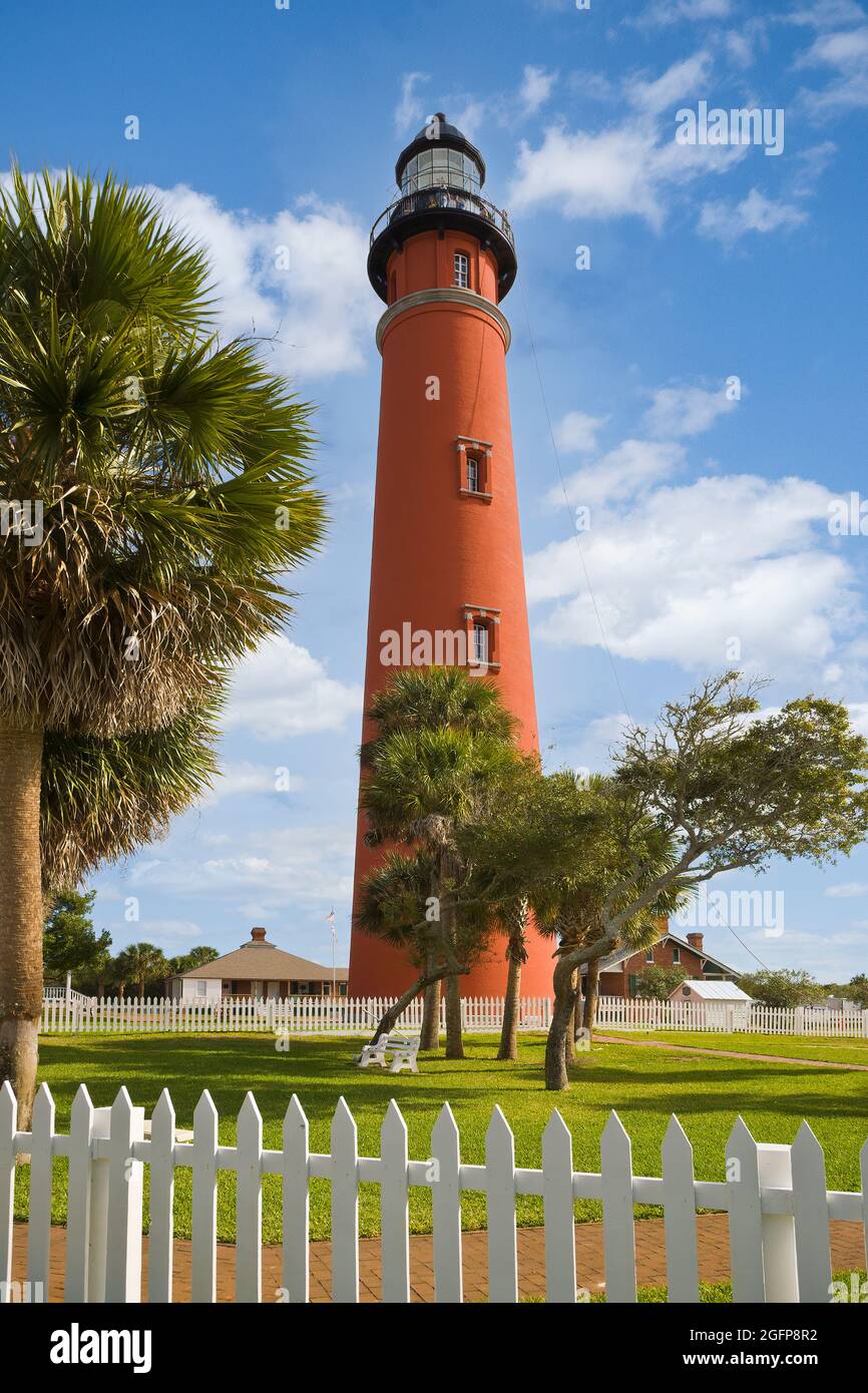 Ponce de Leon Inlet Light Station mit einer Höhe von 175 Fuß in Florida wurde 1887 fertiggestellt und ist ein nationales historisches Wahrzeichen an der Ostküste Floridas Stockfoto