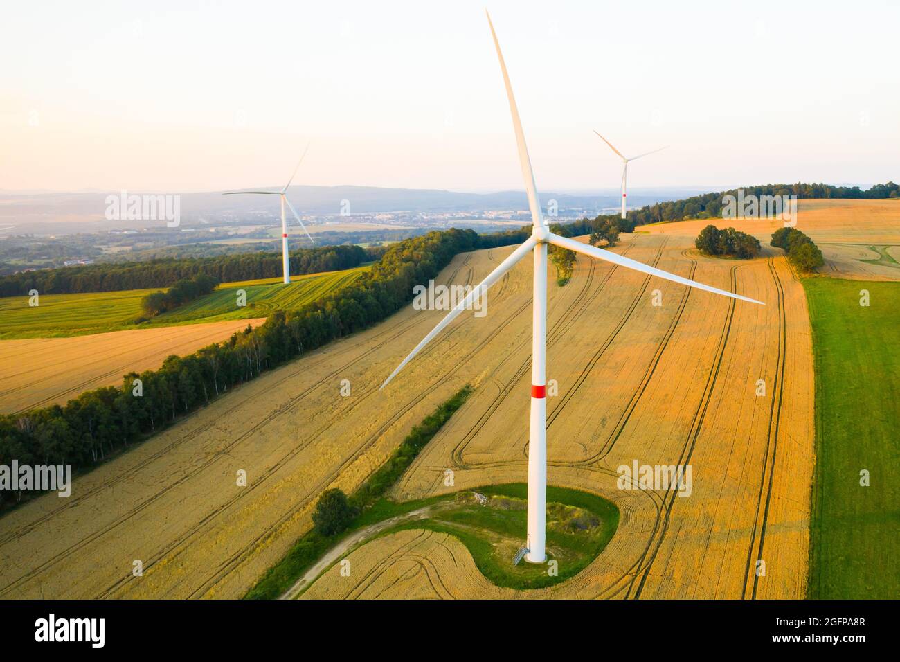 Luftaufnahme von Windenergieanlagen und Windmühlen im Feld. Alternative grüne elektrische Energieerzeugung. Stockfoto