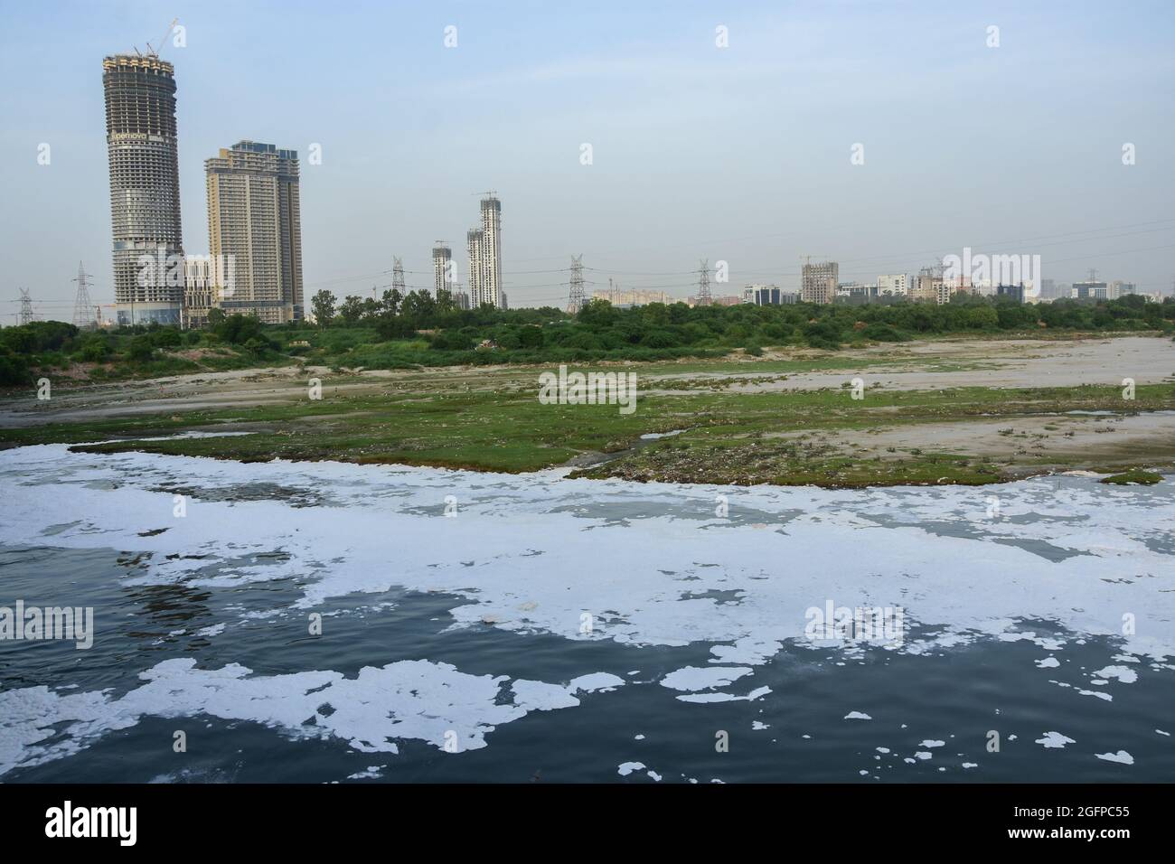 Neu-Delhi, Indien. August 2021. Das stark verschmutzte Wasser des Yamuna River mit einer dicken weißen Schicht giftigen Schaums, die eine hohe Wasserverschmutzung zeigt. (Foto von Manish Rajput/SOPA Images/Sipa USA) Quelle: SIPA USA/Alamy Live News Stockfoto