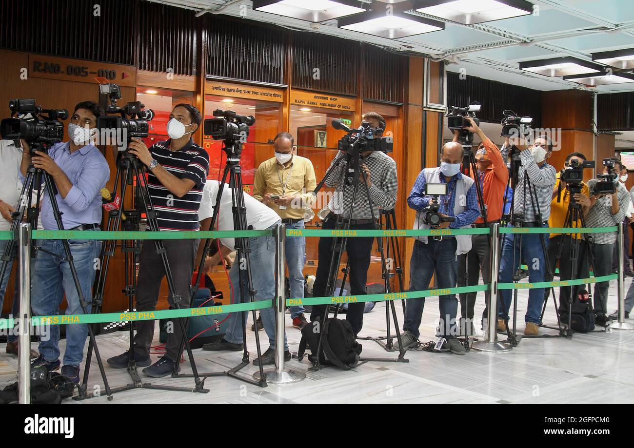 Neu-Delhi, Indien. August 2021. Videojournalisten der verschiedenen indischen Medienhäuser Filmen die Briefing der politischen Parteiführer über die aktuelle Situation in Afghanistan, nachdem die Taliban dort im Parlamentsgebäude in Neu-Delhi gefangen genommen wurden. Subrahmanyam Jaishankar sagt, dass die Evakuierung aller Inder aus Afghanistan eine Priorität sei. (Foto von Naveen Sharma/SOPA Images/Sipa USA) Quelle: SIPA USA/Alamy Live News Stockfoto