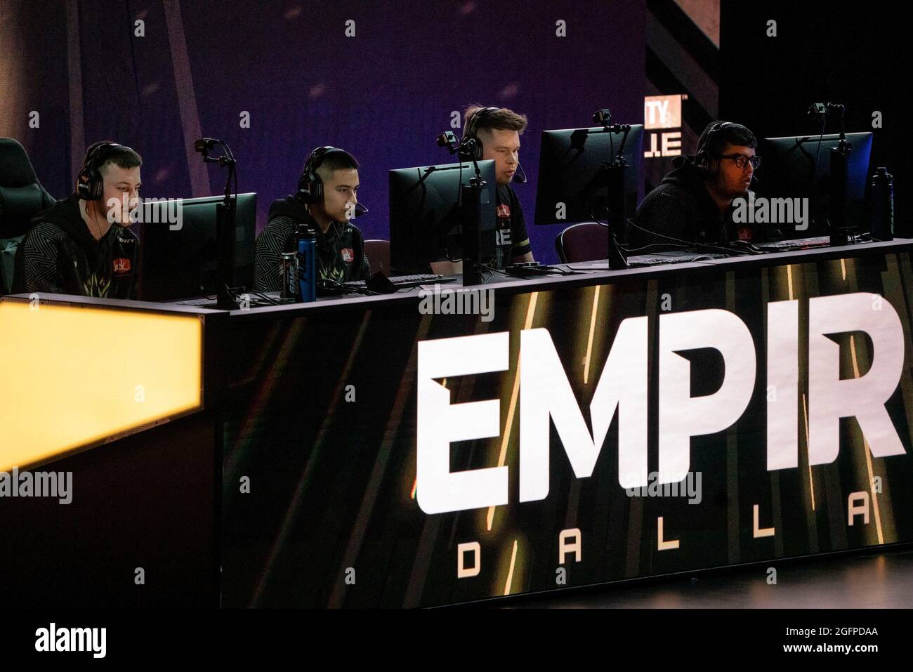 Los Angeles, Kalifornien, USA. August 2021. Von links treten Reece 'Vivid'' Drost, Anthony 'Shotzzy'' Cuevas-Castro, Ian 'C6' Porter und Indervir 'iLLeY'' Dhaliwal vom Dallas Empire-Team am Donnerstag, dem 19. August 2021, beim ersten Wettbewerb des Call of Duty League Championship-Wochenendes im Galen Center in Los Angeles, CA, gegen den Minnesota RÃ˜KKR an. Das Empire besiegte das Minnesota RÃ˜KKR Team 3 - 0, um am Freitag in die nächste Runde des Wettbewerbs vorzurücken. (Bild: © Justin L. Stewart/ZUMA Press Wire) Stockfoto