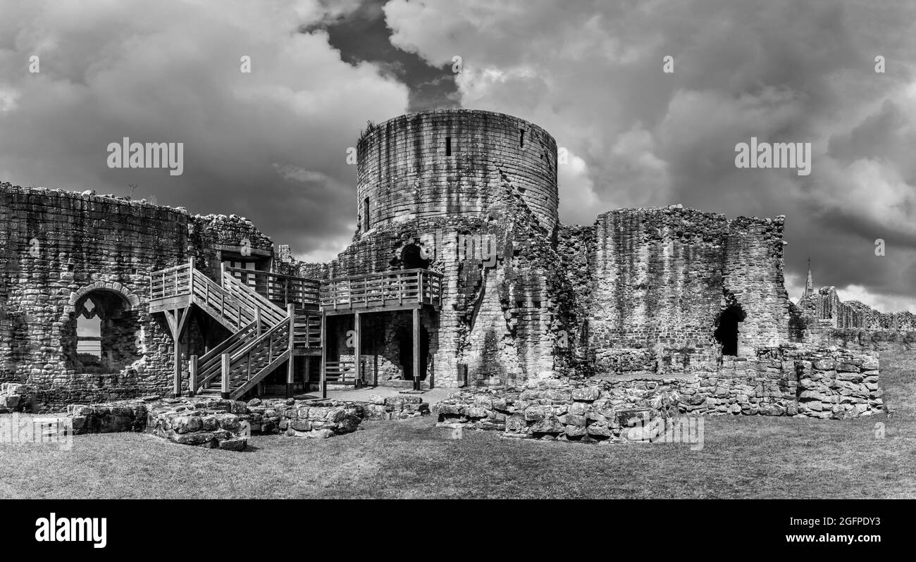 Dies ist die berühmte Barnard Castle Festung aus dem 12. Jahrhundert, nach der die Marktstadt benannt ist, die den Fluss Tees überblickt. Stockfoto