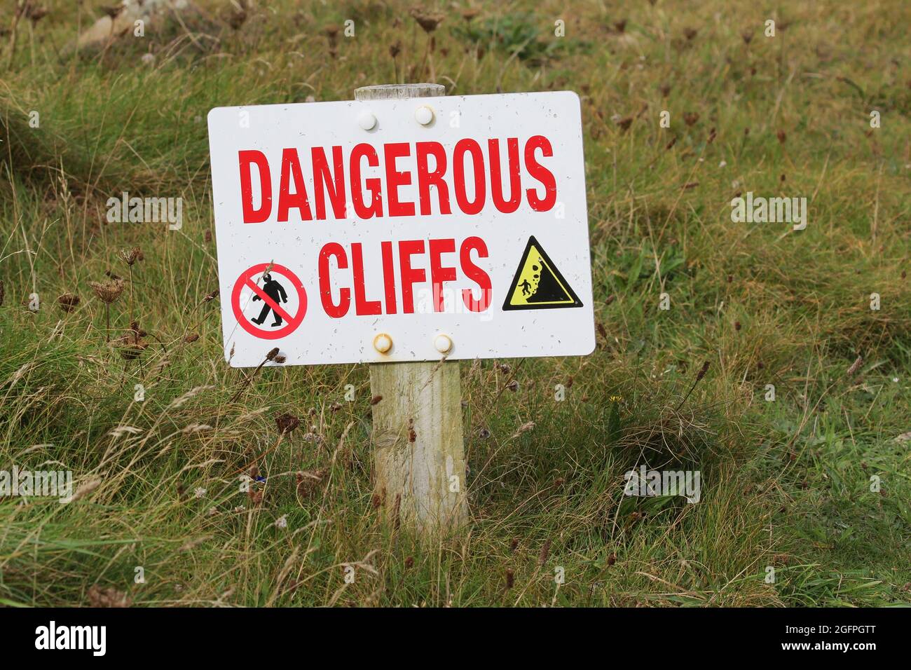 Ein Warnschild vor gefährlichen Klippen Stockfoto