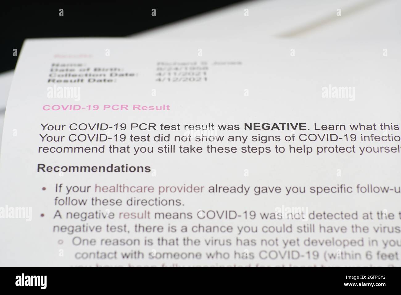 Lake Elsinore, CA, USA - 14. August 2021: Formular für selektive Konzentration auf negative COVID-19-Testergebnisse. Stockfoto