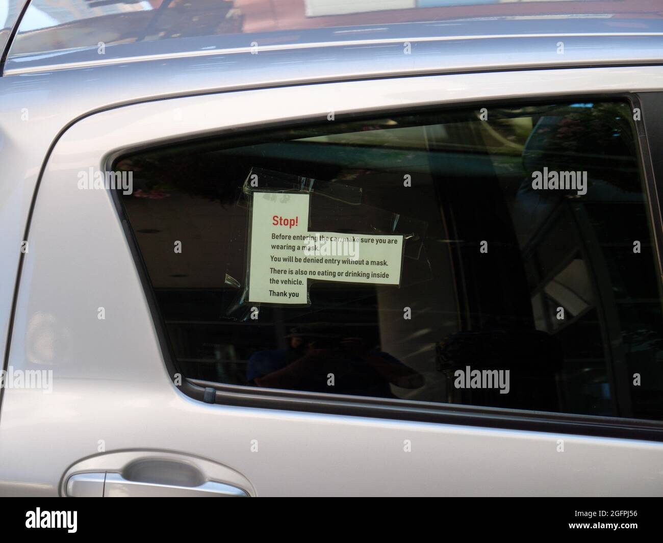 Maske erforderliches Schild am Fenster des Mitfahrzeugs. Chicago, Illinois. Stockfoto