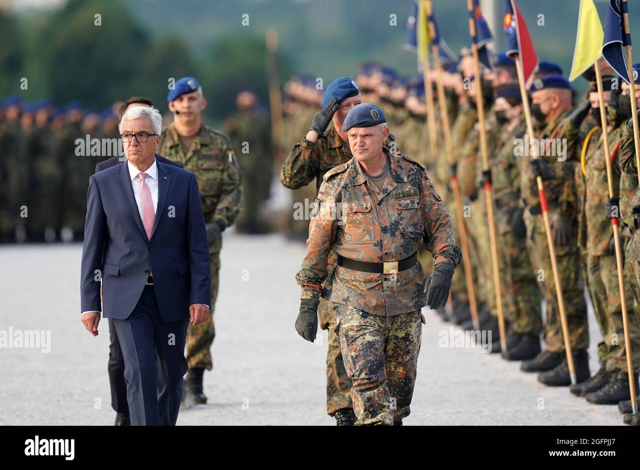 Koblenz Deutschland August 2021 Rheinland Pfalzischer Innenminister Roger Lewentz Spd Und Chirurg General Bruno Most Gehen Vor Der Feierlichen Verpfandung Des Medizinischen Regiments 2 Im Deutschen Eck An Die Front Das Sanitatsregiment 2 Koblenz Deutschland August 2021 Rheinland Pfalzischer Innenminister Roger Lewentz Spd Und Chirurg General Bruno Most Gehen Vor Der Feierlichen Verpfandung Des Medizinischen Regiments 2 Im Deutschen Eck An Die Front Das Sanitatsregiment 2