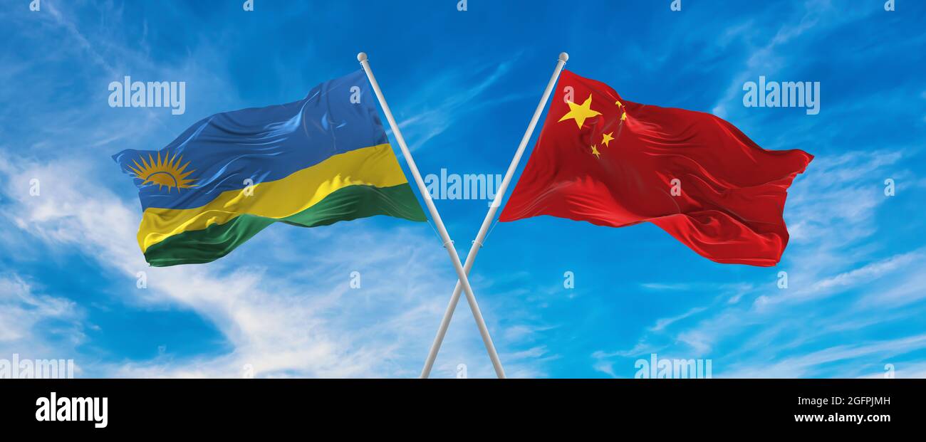 Flaggen von China und Ruanda winken im Wind auf Fahnenmasten gegen den Himmel mit Wolken am sonnigen Tag. Ein Symbol für die Beziehung, den Dialog zwischen zwei Ländern Stockfoto