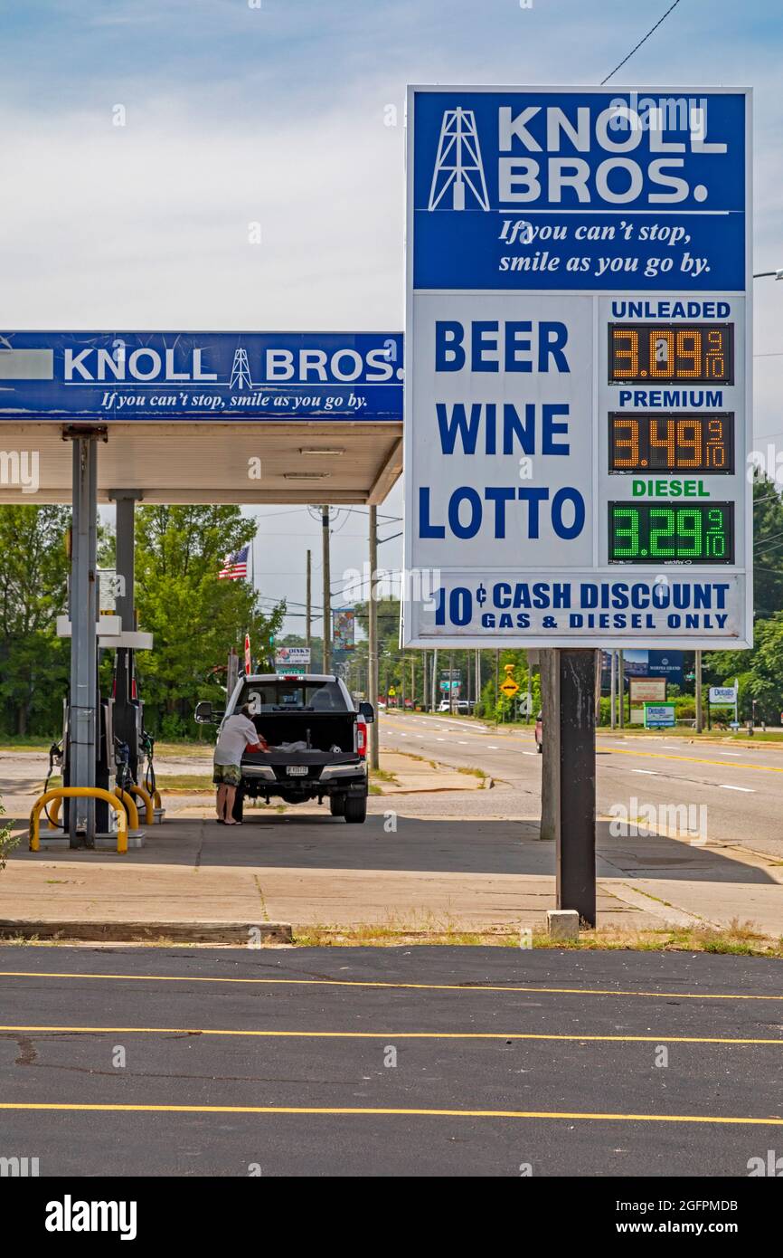 New Buffalo, Michigan - EIN Schild an der Knoll Bros. Tankstelle scheint die Preise für Bier, Wein und die staatliche Lotterie zu bewerben. Stockfoto