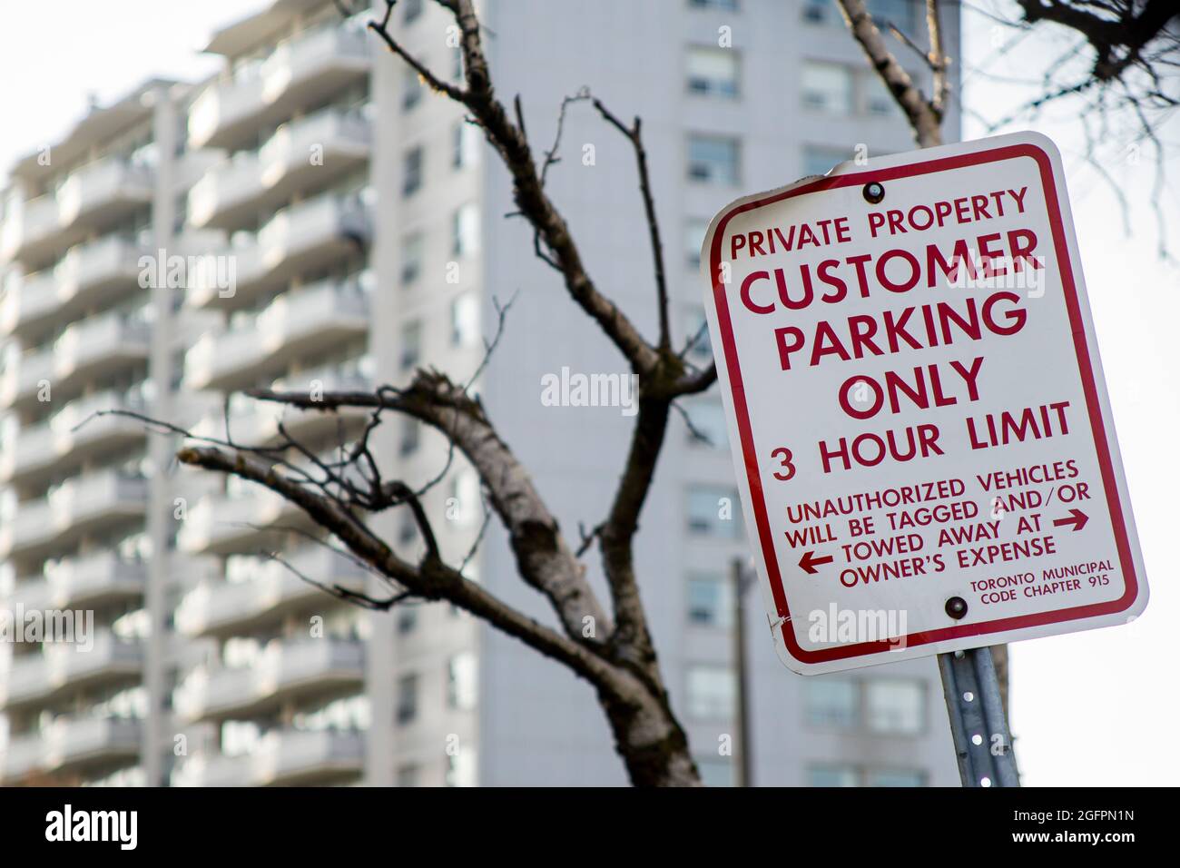 Toronto, Kanada, April 2021 - Hinweis auf die begrenzte Parkzeit für Kundenfahrzeuge durch das Rathaus, rot auf weiß auf einer Metallplatte lackiert Stockfoto