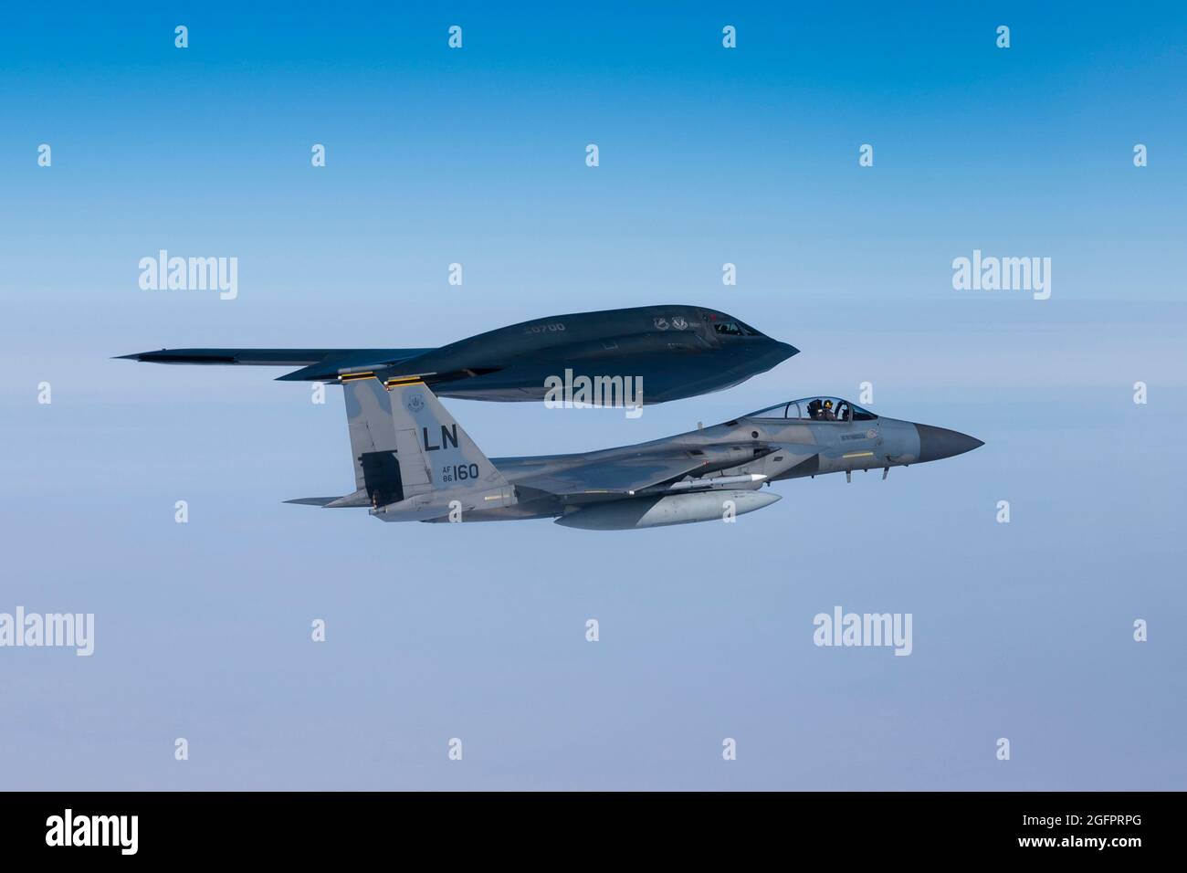 Nordsee, Großbritannien. August 2021. Ein F-15C Eagle-Kampfflugzeug der US Air Force, das dem 493rd Fighter Squadron zugewiesen wurde, fliegt während eines Trainings über der Nordsee am 25. August 2021 vor der Küste Schottlands an der Seite eines B-2 Spirit Stealth-Bombers. Quelle: Planetpix/Alamy Live News Stockfoto