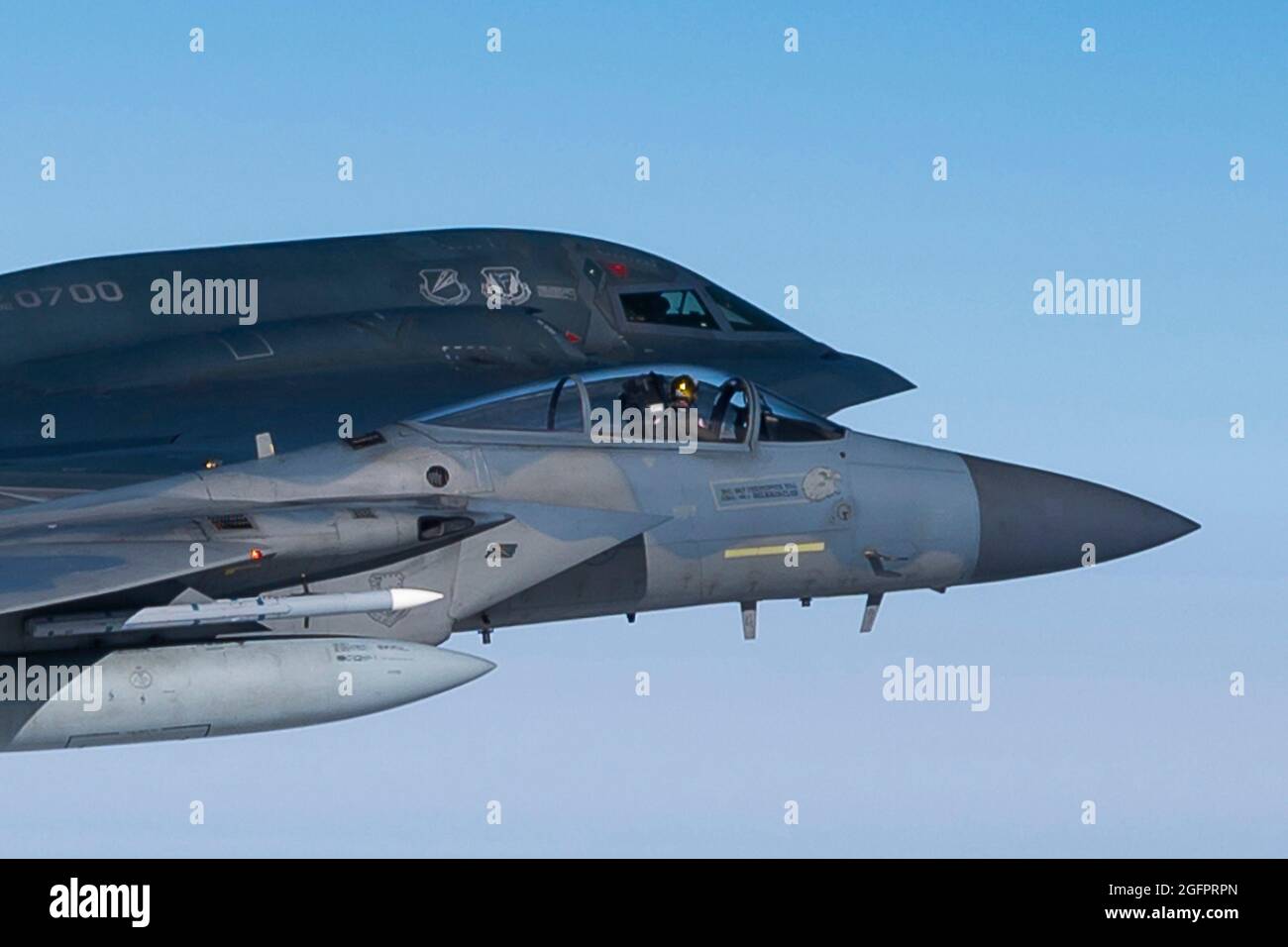Nordsee, Großbritannien. August 2021. Ein F-15C Eagle-Kampfflugzeug der US Air Force, das dem 493rd Fighter Squadron zugewiesen wurde, fliegt während eines Trainings über der Nordsee am 25. August 2021 vor der Küste Schottlands an der Seite eines B-2 Spirit Stealth-Bombers. Quelle: Planetpix/Alamy Live News Stockfoto