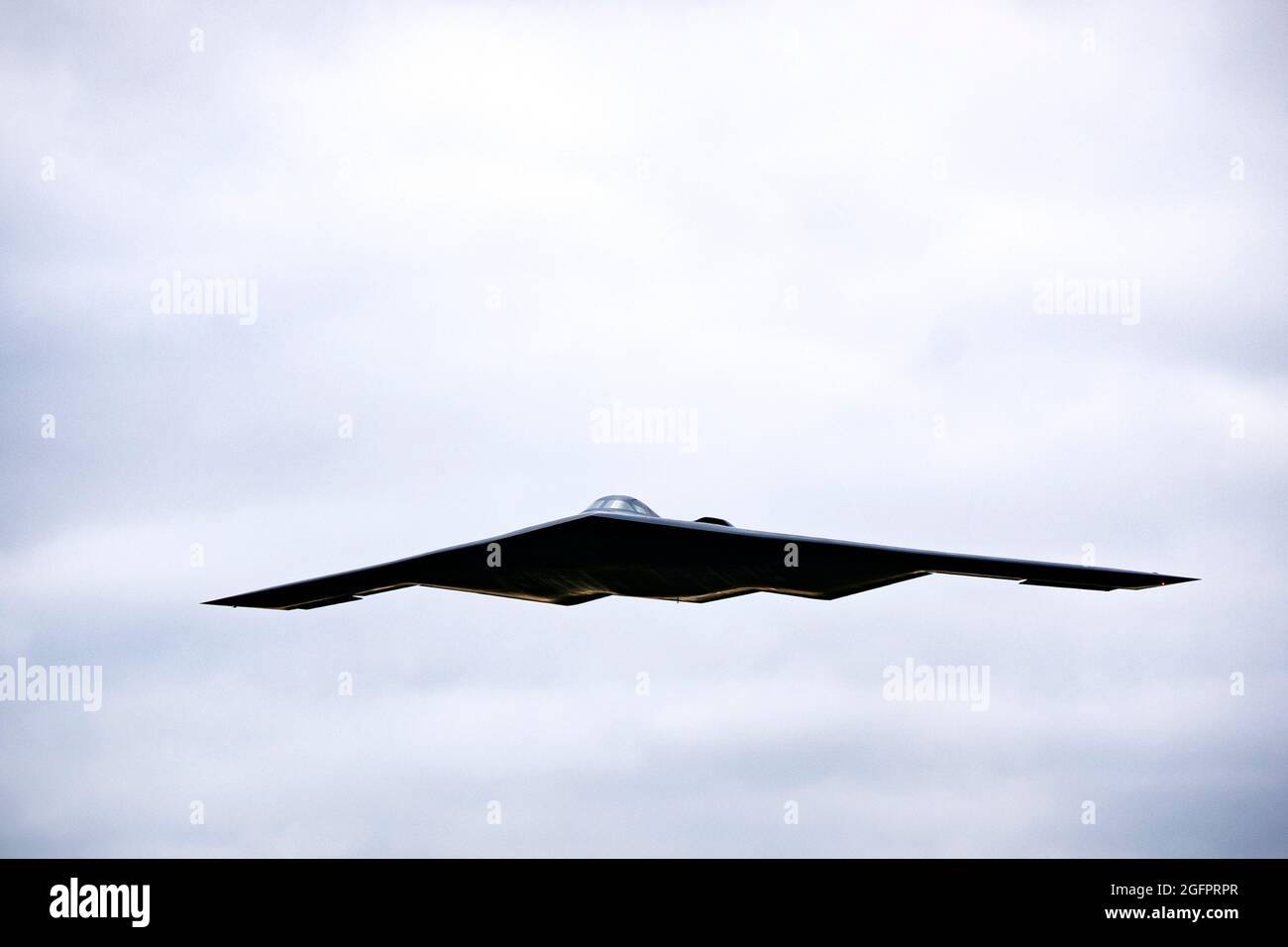 Gloucestershire, Großbritannien. August 2021. Ein B-2 Spirit Stealth-Bomber der US-Luftwaffe vom 509. Bombenflügel hebt während eines Trainings-Sortie am 25. August 2021 in Gloucestershire, Großbritannien, von RAF Fairford ab. Quelle: Planetpix/Alamy Live News Stockfoto