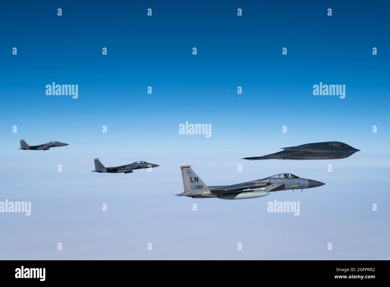 Nordsee, Großbritannien. August 2021. Ein US Air Force B-2 Spirit Stealth Bomber, vom 509. Bombenflügel, wird von F-15C Eagle und F-15E Strike Eagles Kampfflugzeugen begleitet, die dem 493. Jagdgeschwader zugewiesen wurden, während eines Trainings über der Nordsee am 25. August 2021 vor der Küste Schottlands. Quelle: Planetpix/Alamy Live News Stockfoto