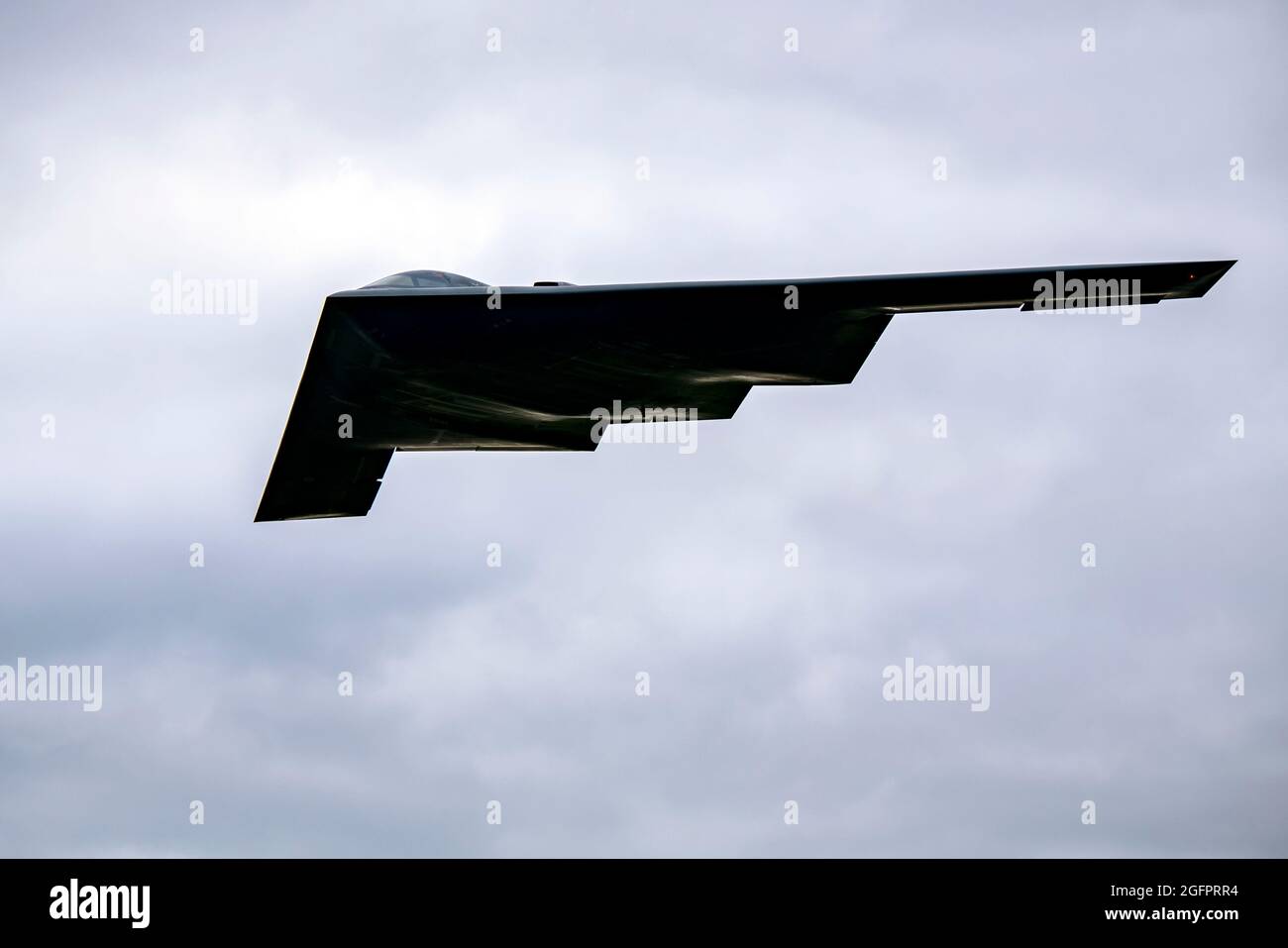 Gloucestershire, Großbritannien. August 2021. Ein B-2 Spirit Stealth-Bomber der US-Luftwaffe vom 509. Bombenflügel hebt während eines Trainings-Sortie am 25. August 2021 in Gloucestershire, Großbritannien, von RAF Fairford ab. Quelle: Planetpix/Alamy Live News Stockfoto