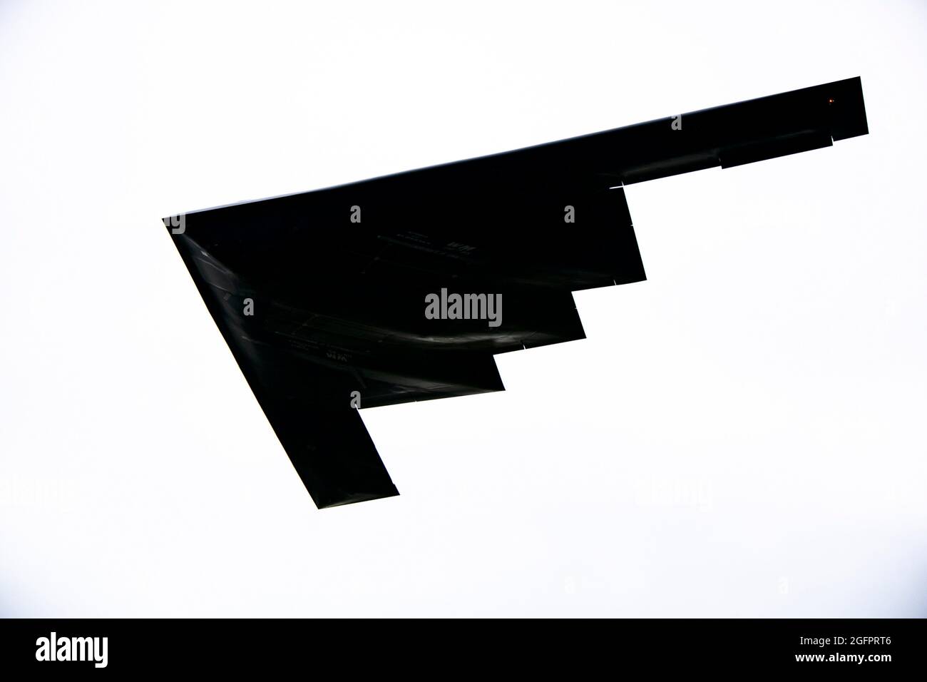 Gloucestershire, Großbritannien. August 2021. Ein B-2 Spirit Stealth-Bomber der US-Luftwaffe vom 509. Bombenflügel hebt während eines Trainings-Sortie am 25. August 2021 in Gloucestershire, Großbritannien, von RAF Fairford ab. Quelle: Planetpix/Alamy Live News Stockfoto