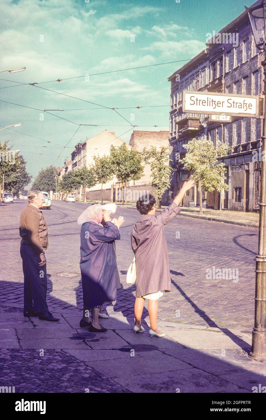 Berlin, Deutschland, August 1962. Deutsche in West-Berlin winken Verwandten über die Mauer in Ost-Berlin zu. Stockfoto