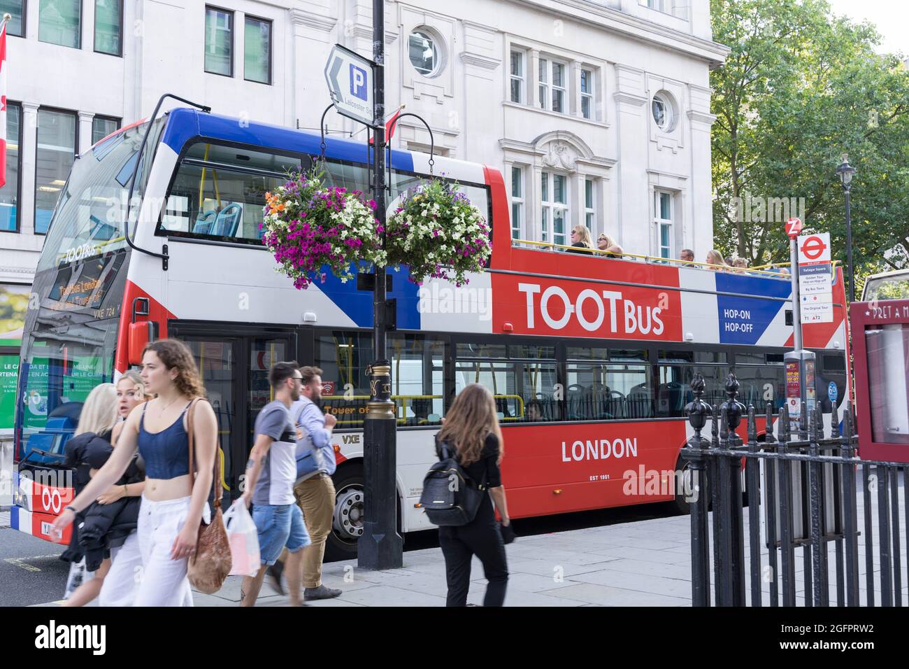 Touristen im offenen TOOT Bus Stockfoto