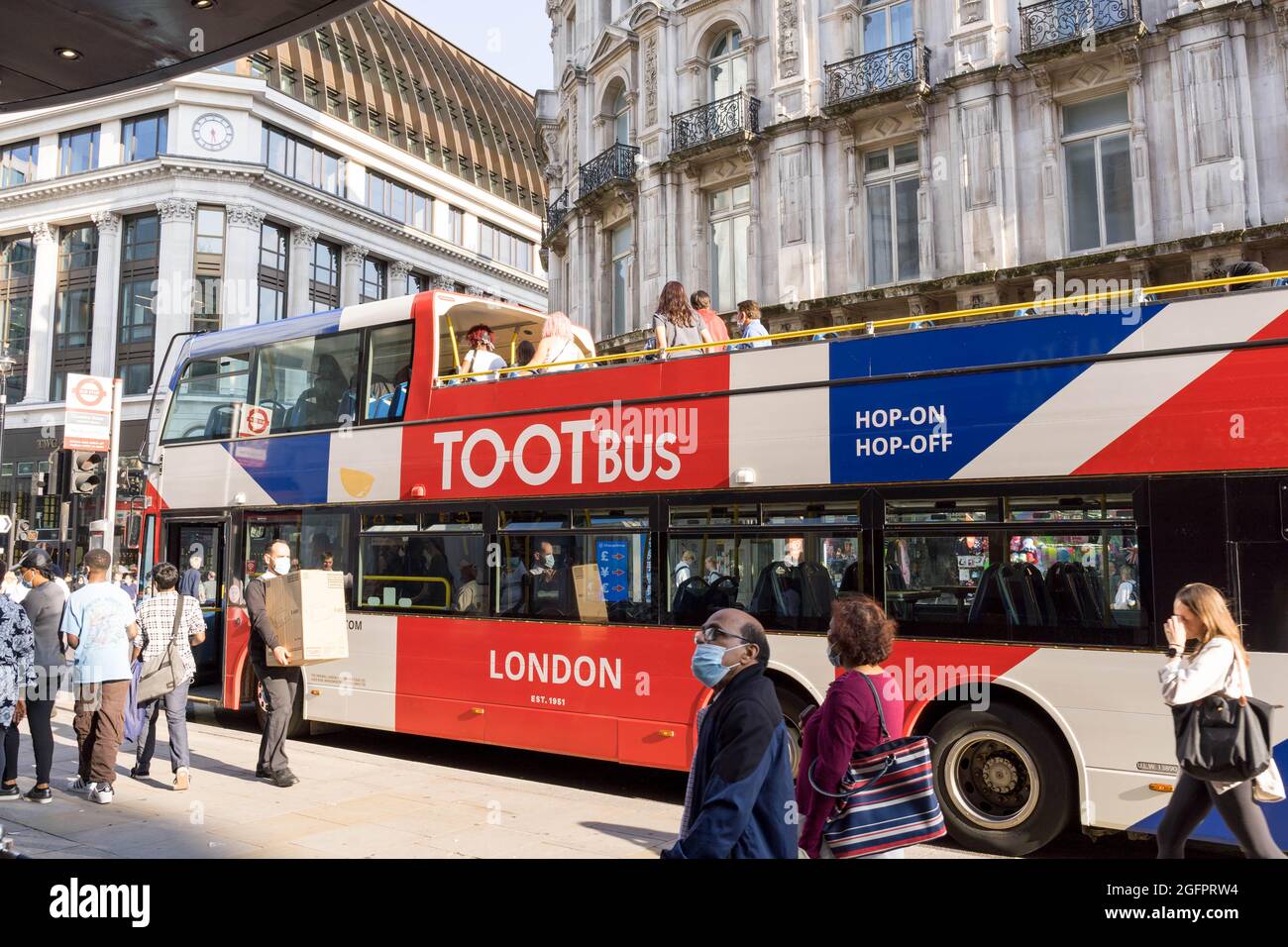 Touristen im offenen TOOT Bus Stockfoto