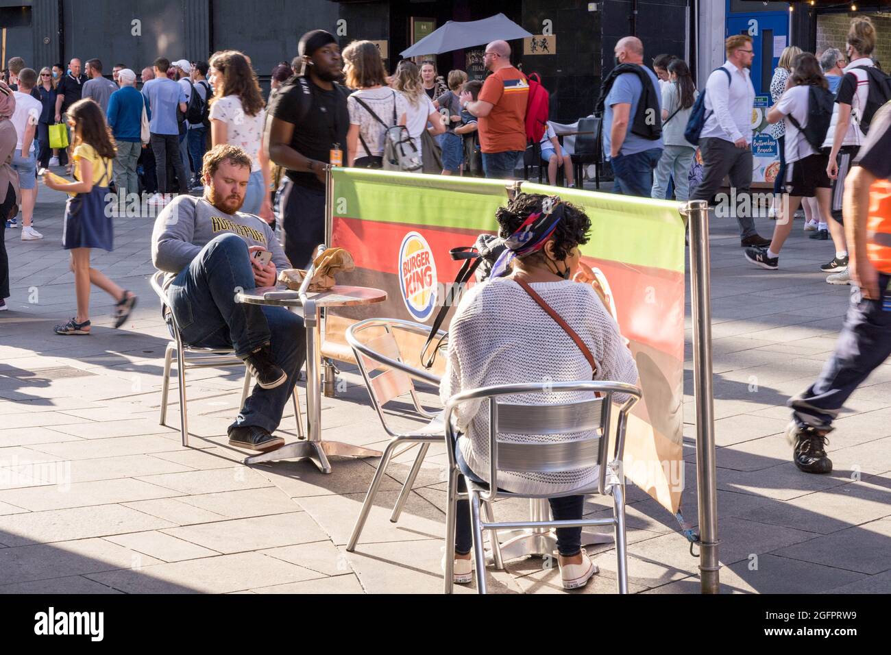 Essen im Freien auf der SOHO Street, London West End Stockfoto