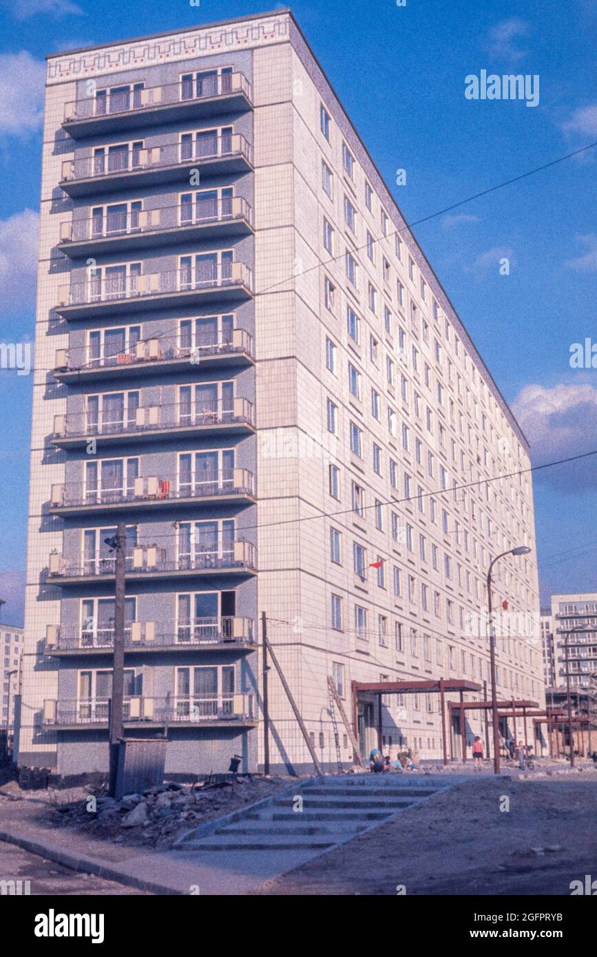 Berlin, Deutschland, August 1962. Neu erbautes Apartmentgebäude in Ost-Berlin. Stockfoto