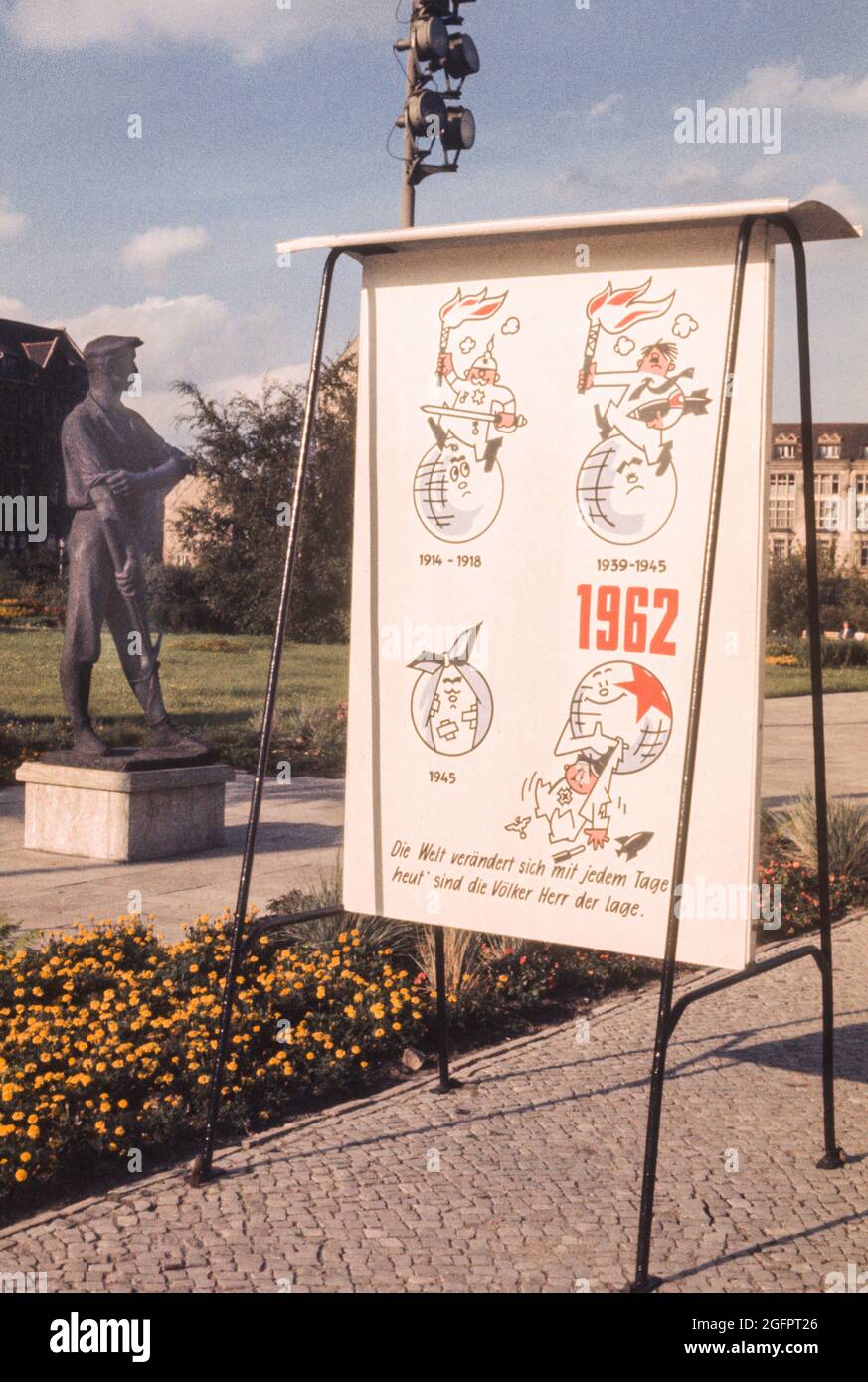 Berlin, Deutschland, August 1962. Kommunistisches Plakat; heute haben die Menschen die Kontrolle. Stockfoto