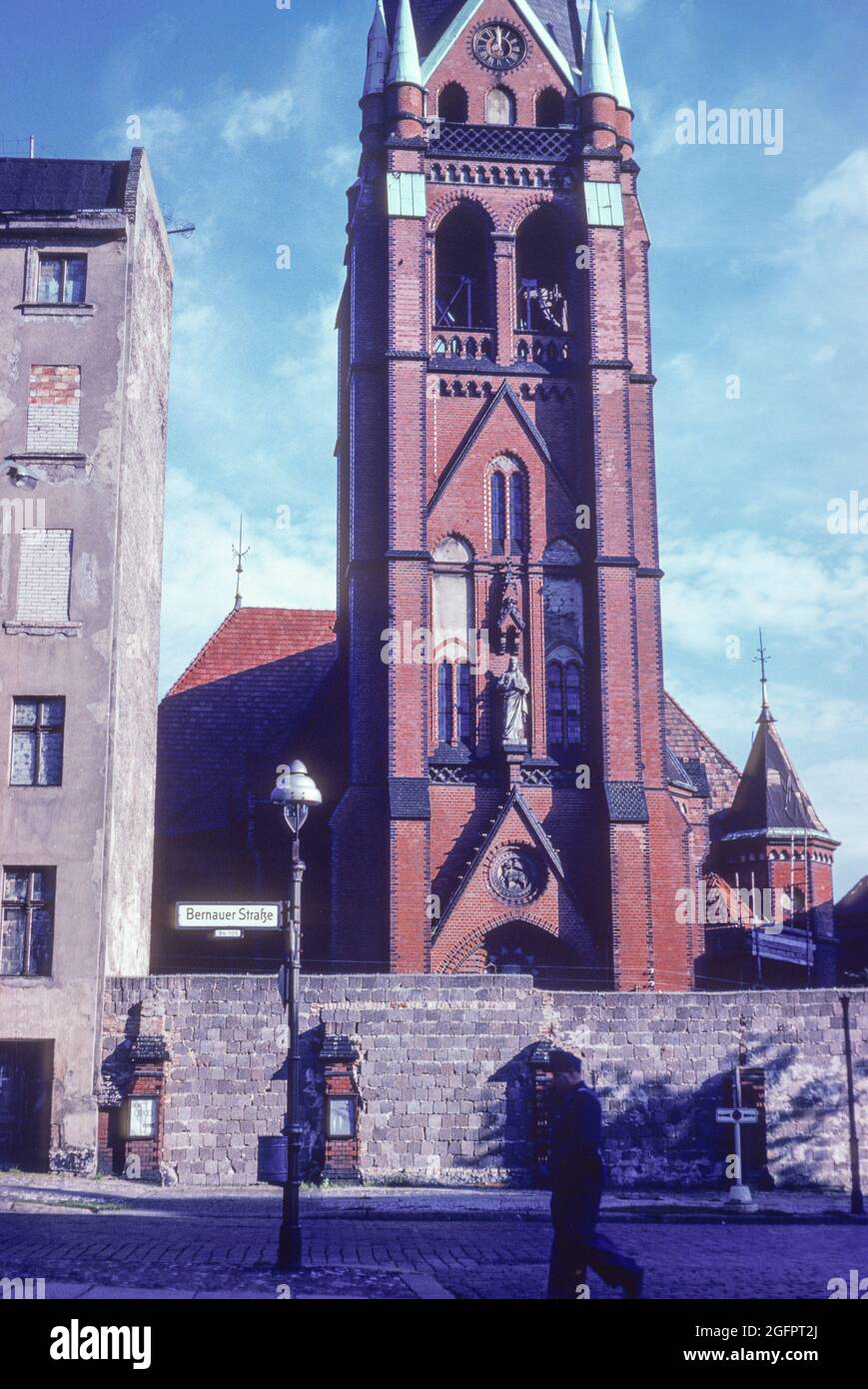 Berlin, Deutschland, August 1962. Die Mauer versiegelt vor dem Eingang zu einer Kirche und dem angrenzenden Mehrfamilienhaus, Bernauer Straße. Stockfoto