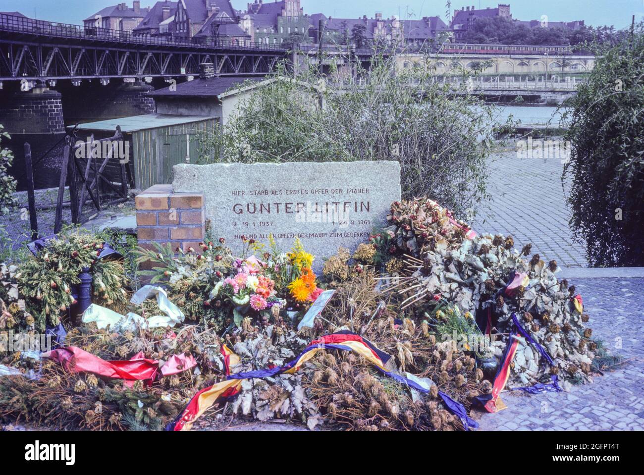 Berlin, Deutschland, August 1962. Gedenkstätte für den ersten Todesfall von Gunter Litfin, einem Versuch, die Mauer von Ost-Berlin nach West-Berlin zu überqueren. Stockfoto