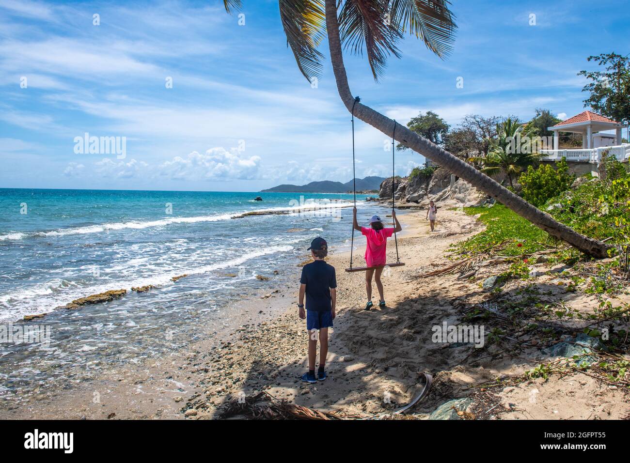 Leute am Strand mit Blick auf das Wasser - Puerto Rico Stockfoto