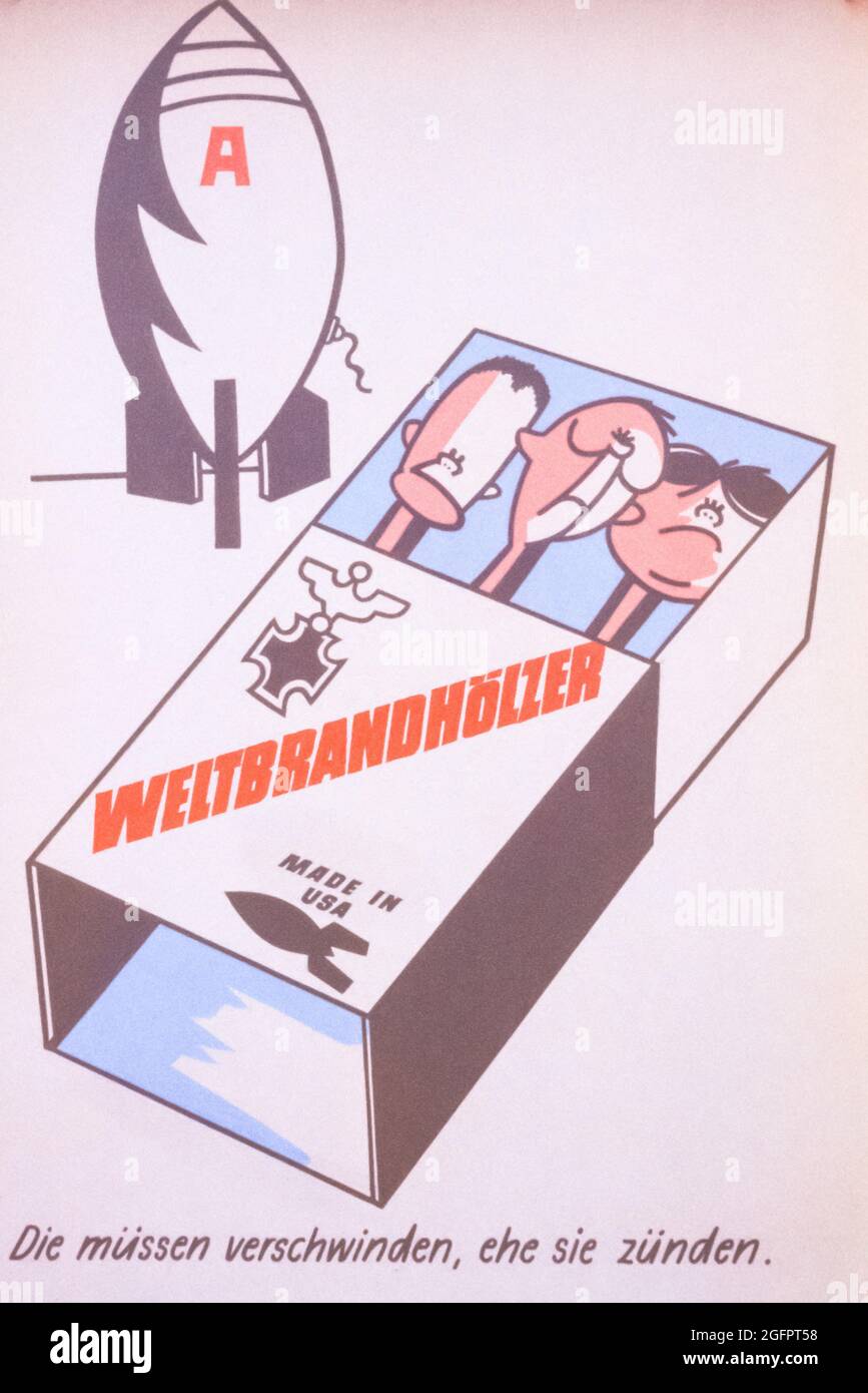 Ostberlin, Deutschland, August 1962. Kommunistisches Anti-Atomposter zeigt Konrad Adenauer und westliche Führer, die damit drohen, die Welt in Brand zu setzen. Stockfoto