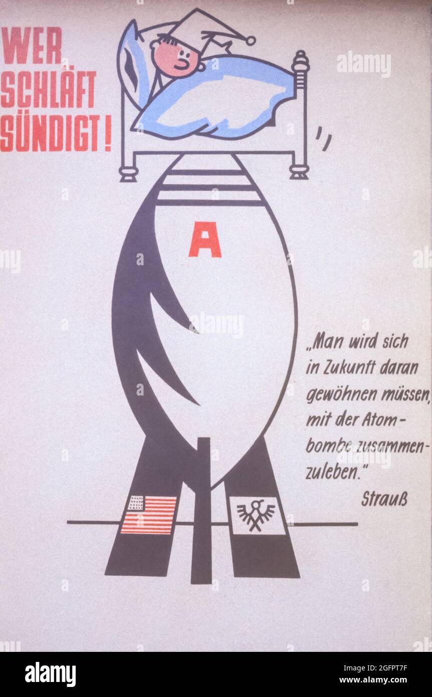 Ostberlin, Deutschland, August 1962. Plakat der kommunistischen antiwestlichen Propaganda. „Wir werden uns in Zukunft daran gewöhnen müssen, mit der Atombombe zu leben.“ Stockfoto